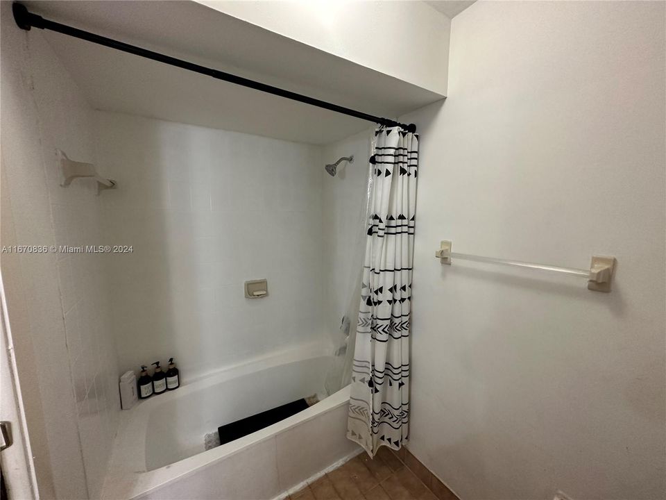 For Rent: $2,800 (2 beds, 2 baths, 1010 Square Feet)