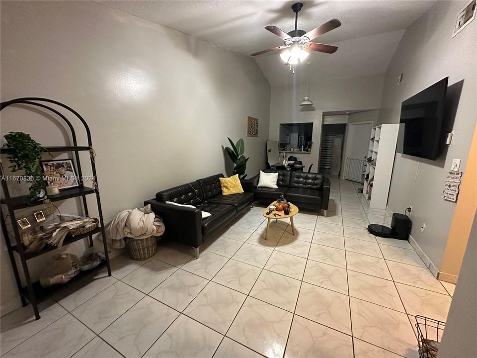 For Rent: $2,800 (2 beds, 2 baths, 1010 Square Feet)