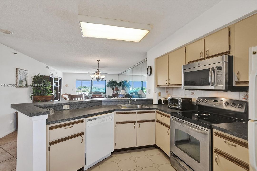 For Sale: $265,000 (2 beds, 2 baths, 1222 Square Feet)