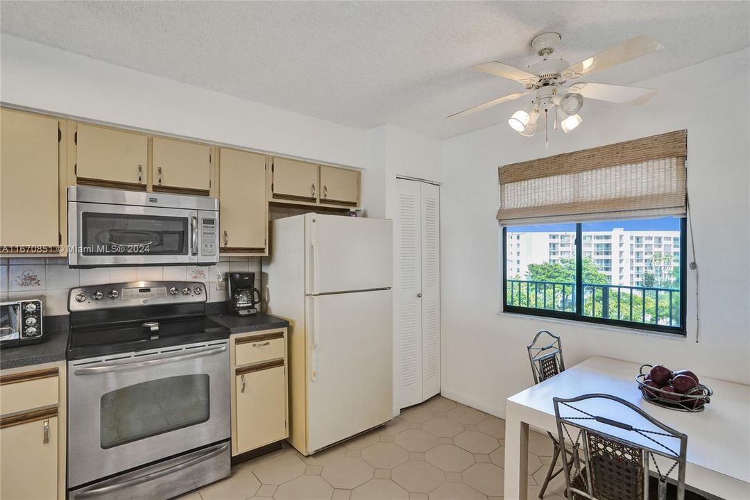 For Sale: $265,000 (2 beds, 2 baths, 1222 Square Feet)