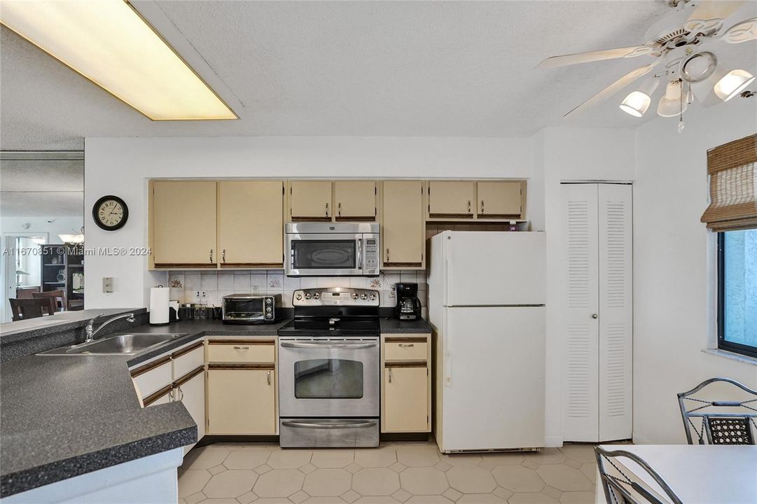 For Sale: $265,000 (2 beds, 2 baths, 1222 Square Feet)