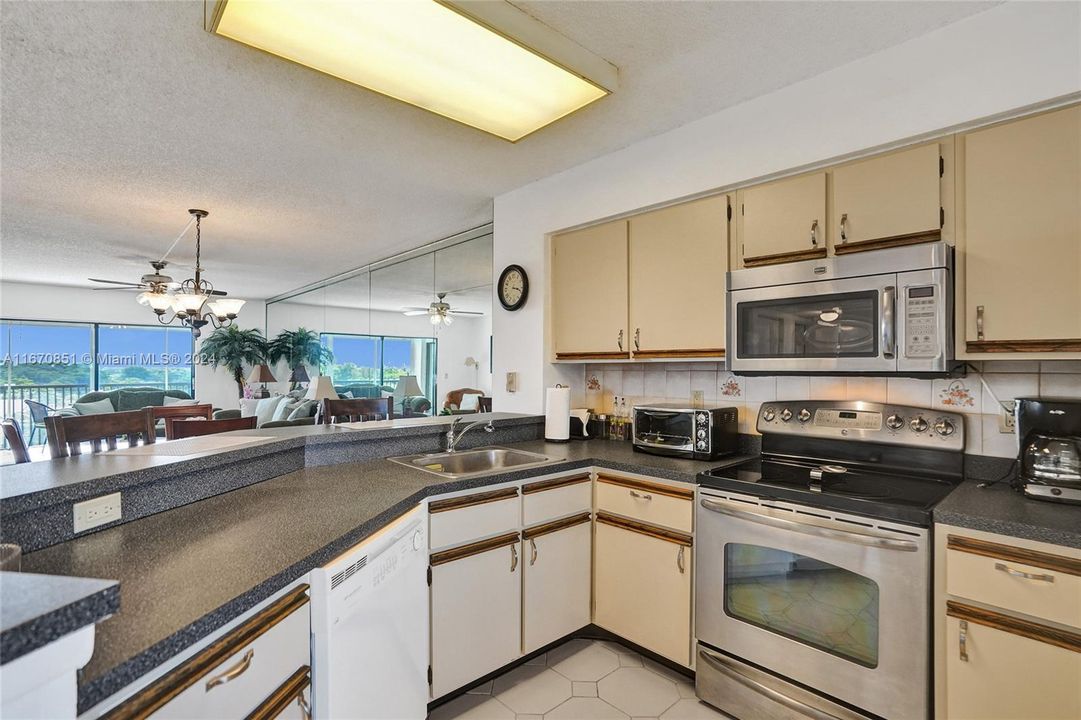 For Sale: $265,000 (2 beds, 2 baths, 1222 Square Feet)