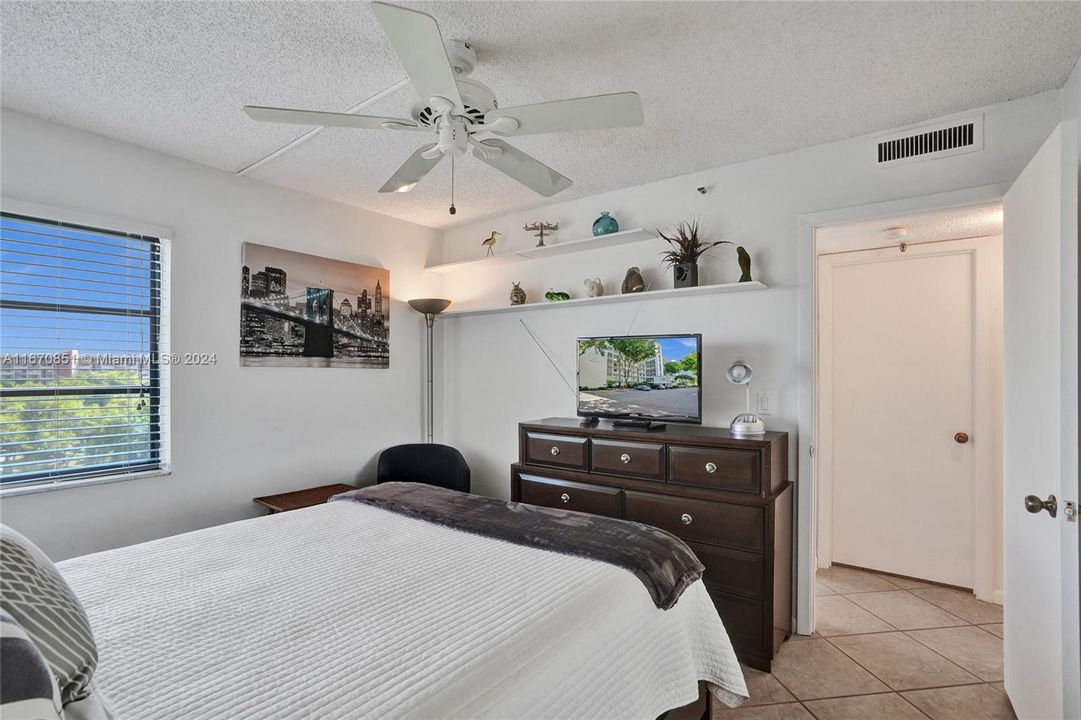 For Sale: $265,000 (2 beds, 2 baths, 1222 Square Feet)