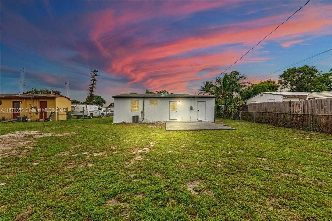 For Sale: $350,000 (2 beds, 1 baths, 616 Square Feet)