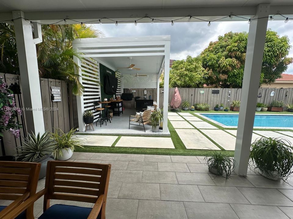 En Venta: $850,000 (4 camas, 2 baños, 1954 Pies cuadrados)