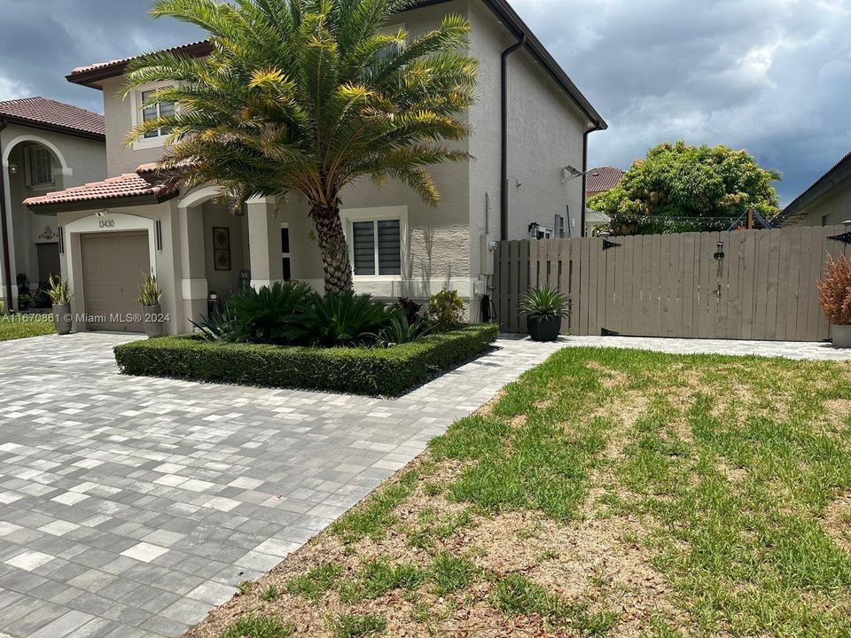 For Sale: $850,000 (4 beds, 2 baths, 1954 Square Feet)