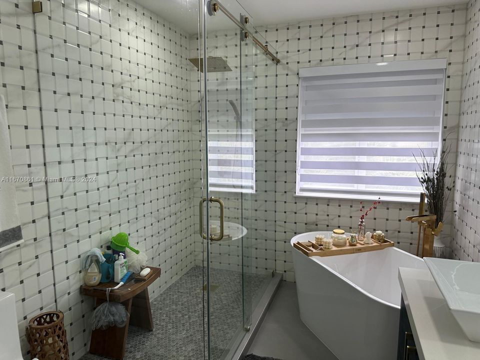 En Venta: $850,000 (4 camas, 2 baños, 1954 Pies cuadrados)