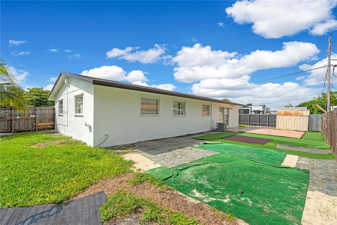 For Sale: $699,999 (4 beds, 2 baths, 1974 Square Feet)