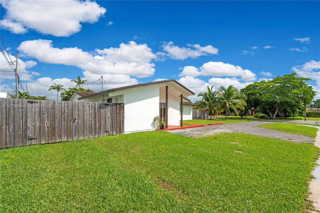 For Sale: $699,999 (4 beds, 2 baths, 1974 Square Feet)