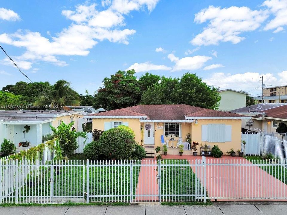 For Sale: $625,000 (3 beds, 2 baths, 1061 Square Feet)