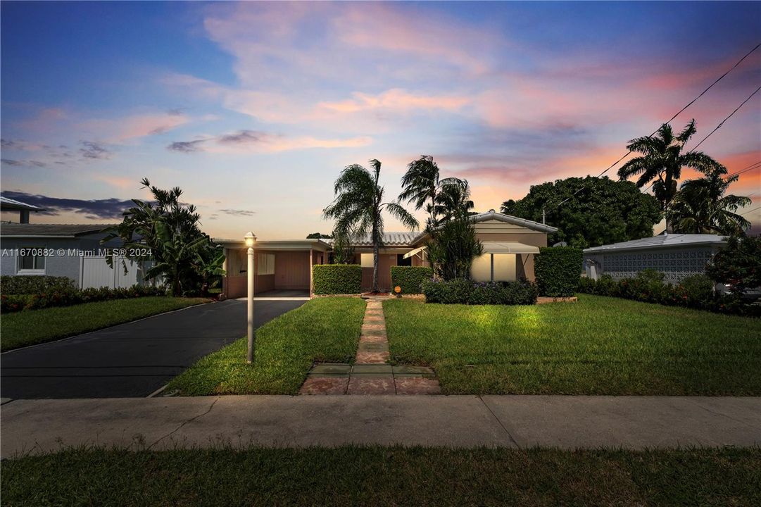 For Sale: $850,000 (3 beds, 2 baths, 1374 Square Feet)