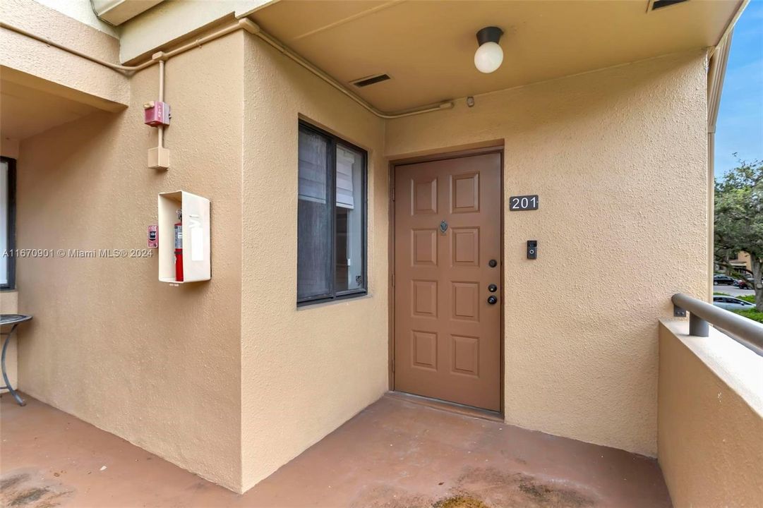 For Sale: $295,000 (1 beds, 1 baths, 640 Square Feet)