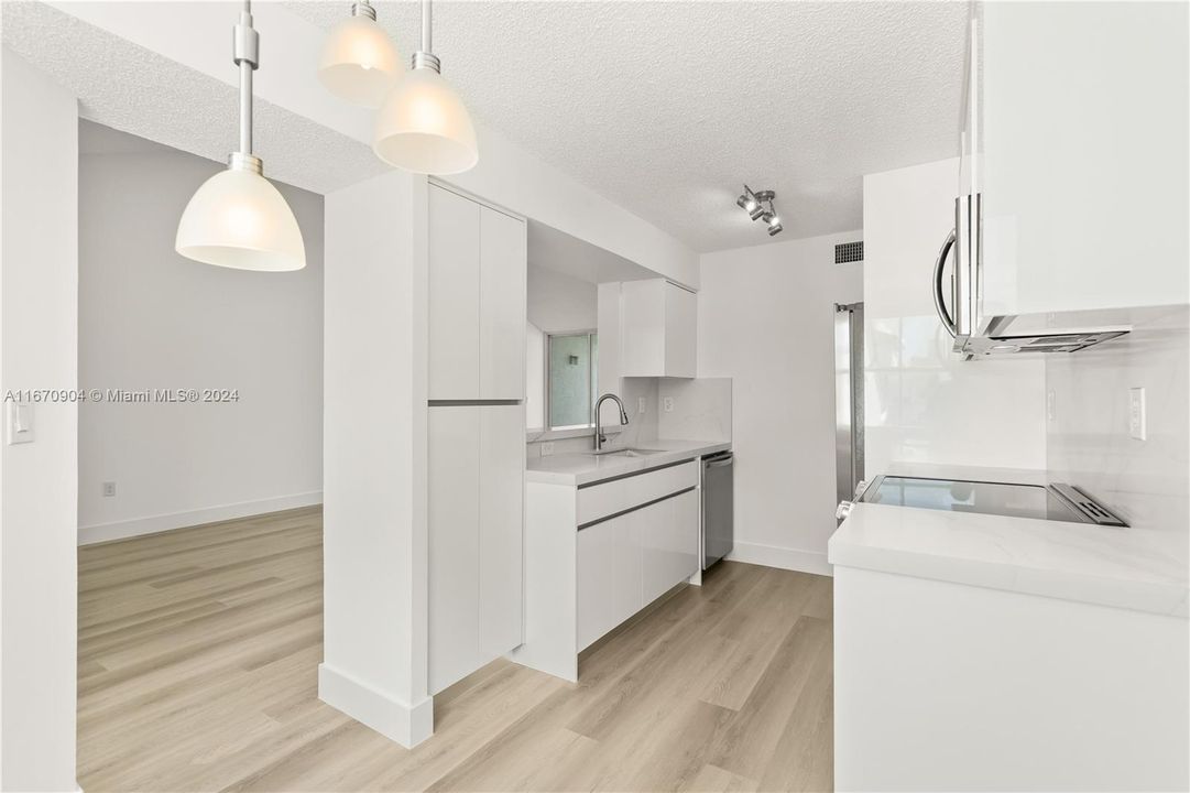 For Sale: $395,000 (2 beds, 2 baths, 1128 Square Feet)