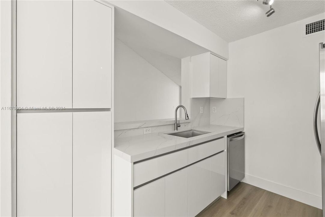 For Sale: $395,000 (2 beds, 2 baths, 1128 Square Feet)