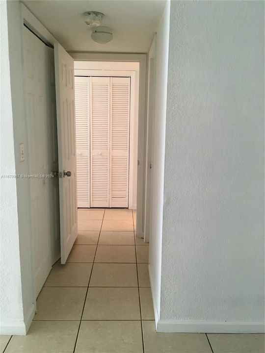 For Rent: $1,800 (1 beds, 1 baths, 711 Square Feet)