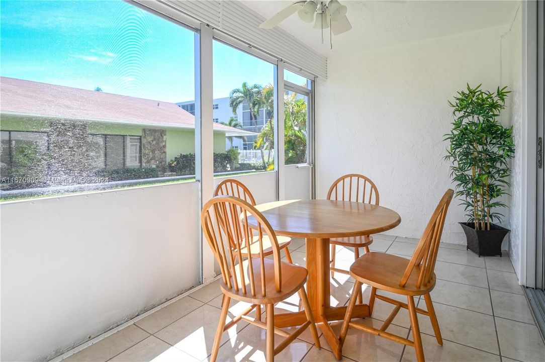 For Sale: $275,000 (2 beds, 2 baths, 1144 Square Feet)