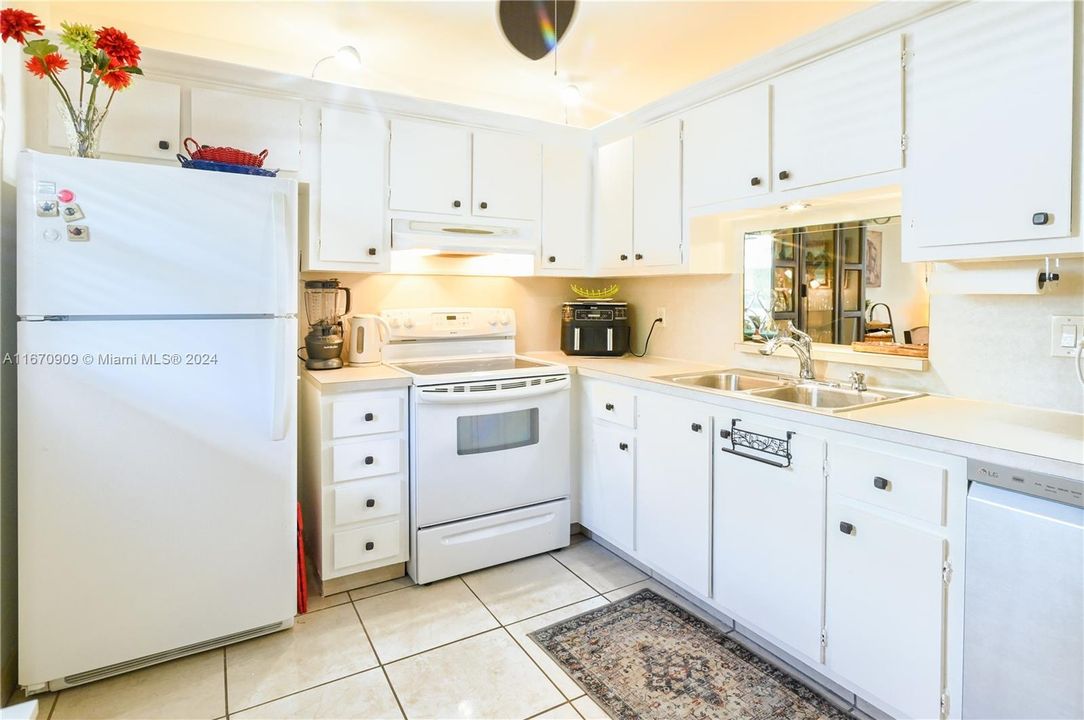 For Sale: $275,000 (2 beds, 2 baths, 1144 Square Feet)