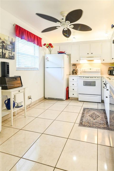 For Sale: $275,000 (2 beds, 2 baths, 1144 Square Feet)