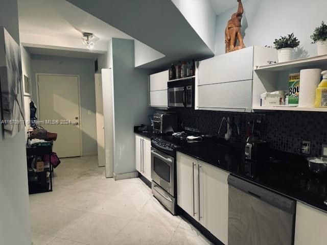 For Sale: $399,000 (1 beds, 1 baths, 727 Square Feet)