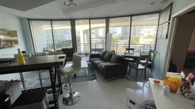 For Sale: $399,000 (1 beds, 1 baths, 727 Square Feet)