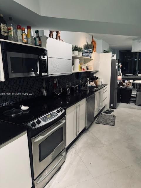 For Sale: $399,000 (1 beds, 1 baths, 727 Square Feet)