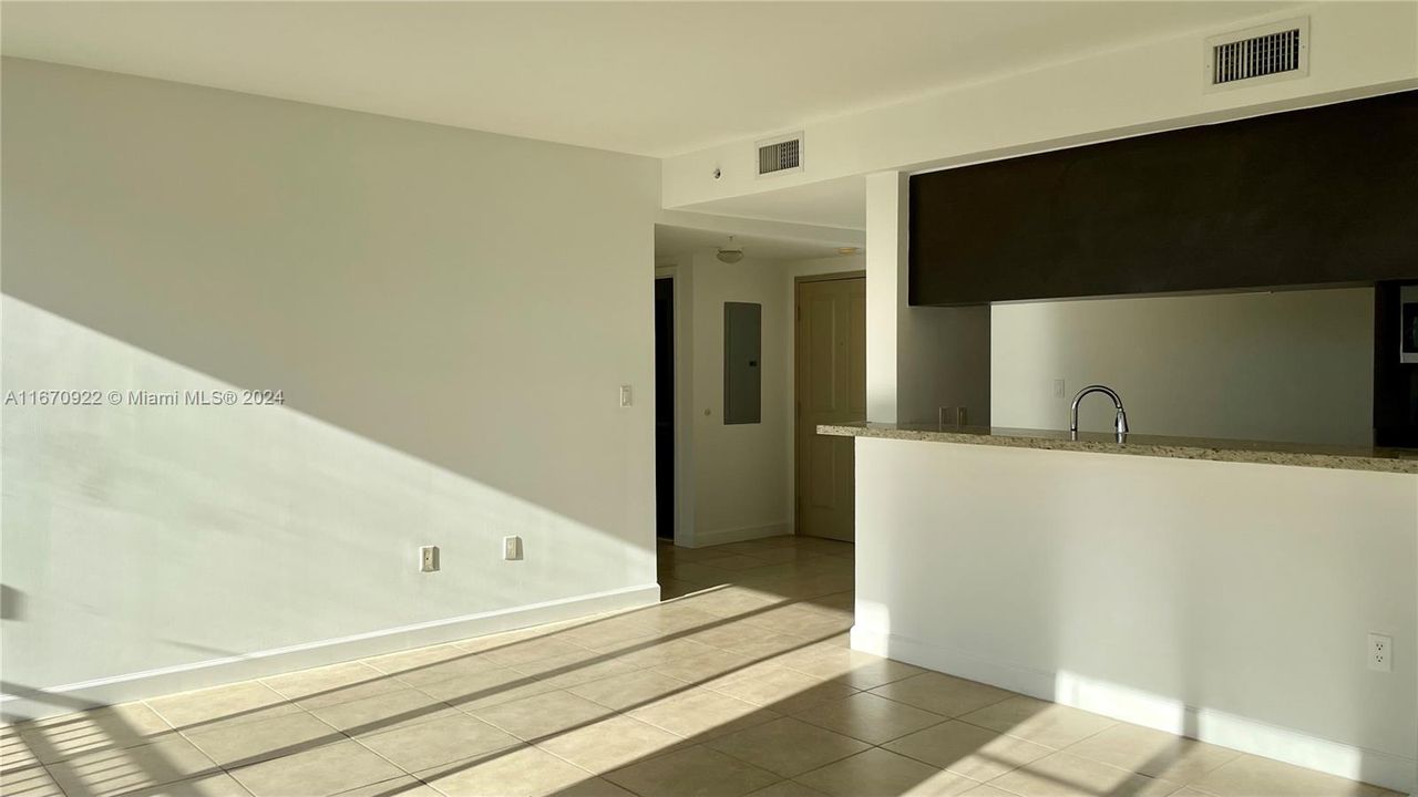 For Sale: $520,000 (2 beds, 2 baths, 1085 Square Feet)