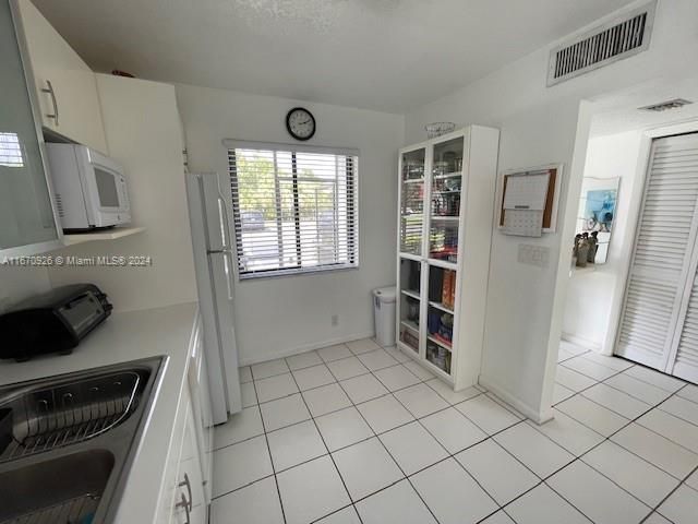 For Sale: $335,000 (2 beds, 2 baths, 1220 Square Feet)