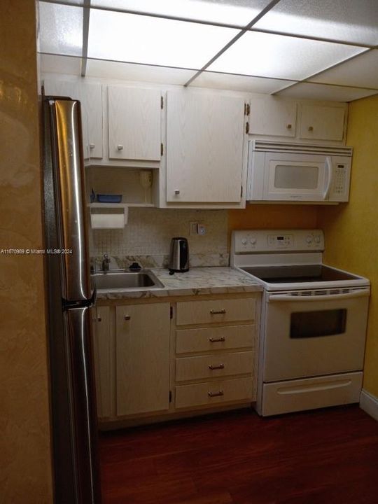 For Rent: $1,950 (0 beds, 1 baths, 595 Square Feet)