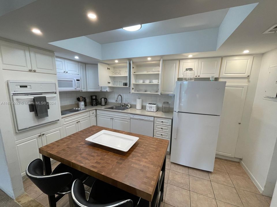 For Sale: $445,000 (1 beds, 1 baths, 1005 Square Feet)