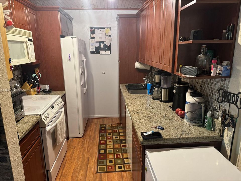 For Sale: $292,000 (2 beds, 1 baths, 840 Square Feet)