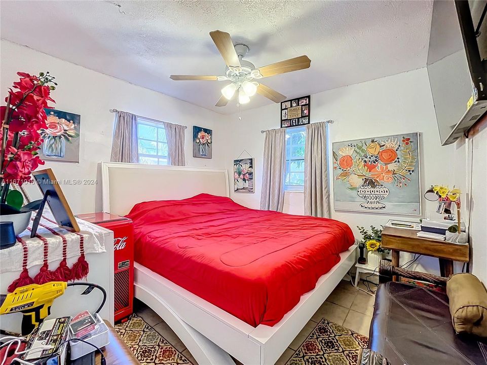 For Sale: $388,000 (2 beds, 1 baths, 883 Square Feet)