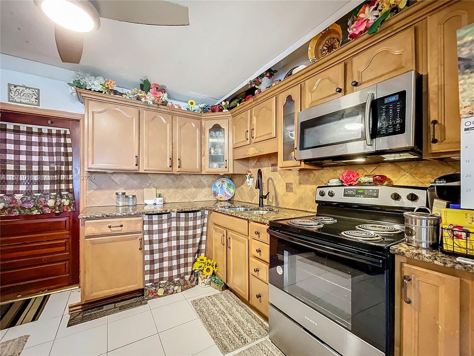 For Sale: $388,000 (2 beds, 1 baths, 883 Square Feet)