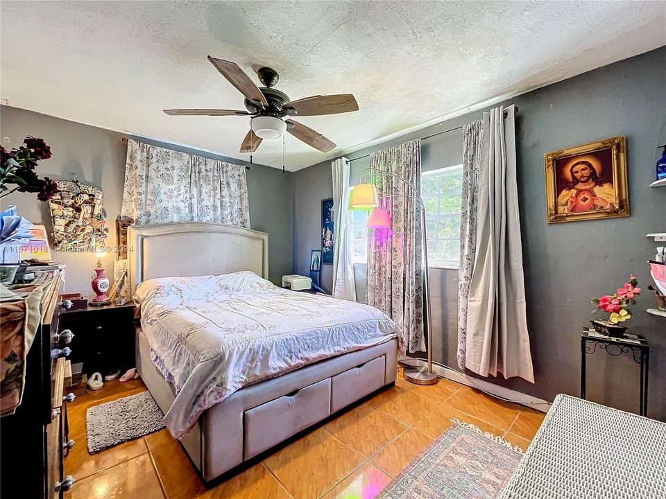 For Sale: $388,000 (2 beds, 1 baths, 883 Square Feet)