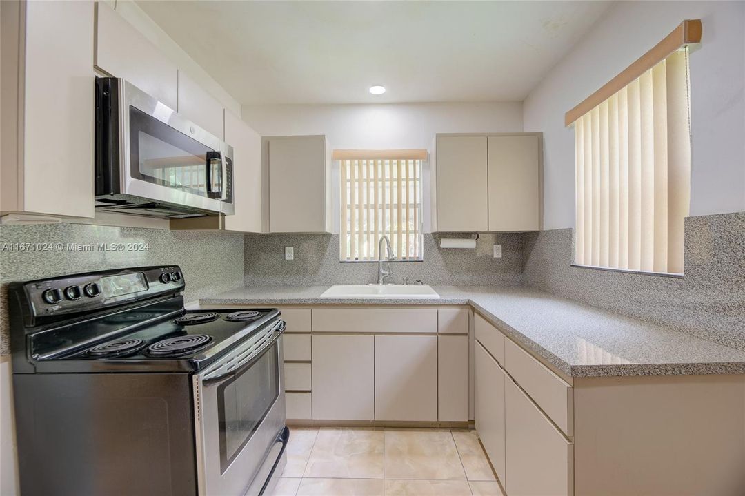 For Sale: $475,000 (2 beds, 1 baths, 1054 Square Feet)