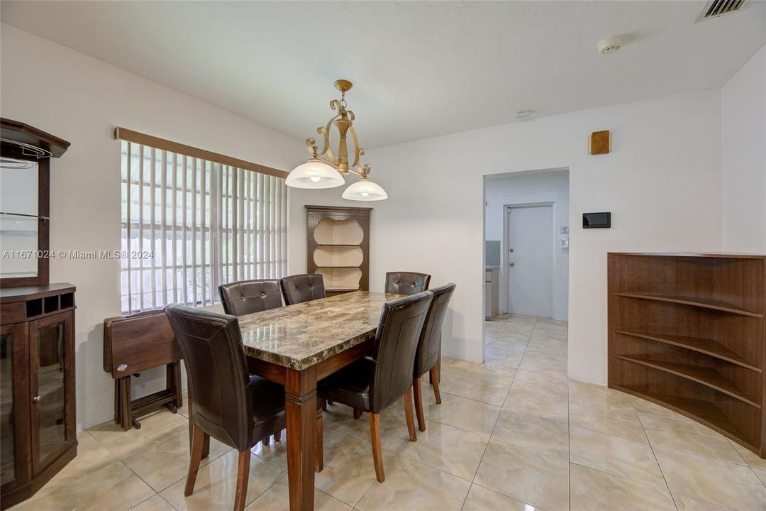 For Sale: $475,000 (2 beds, 1 baths, 1054 Square Feet)