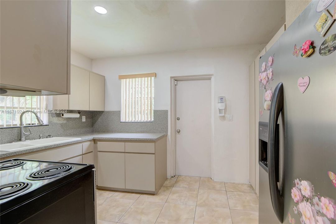 For Sale: $475,000 (2 beds, 1 baths, 1054 Square Feet)