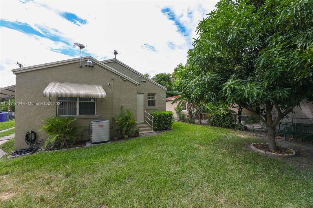 For Sale: $475,000 (2 beds, 1 baths, 1054 Square Feet)