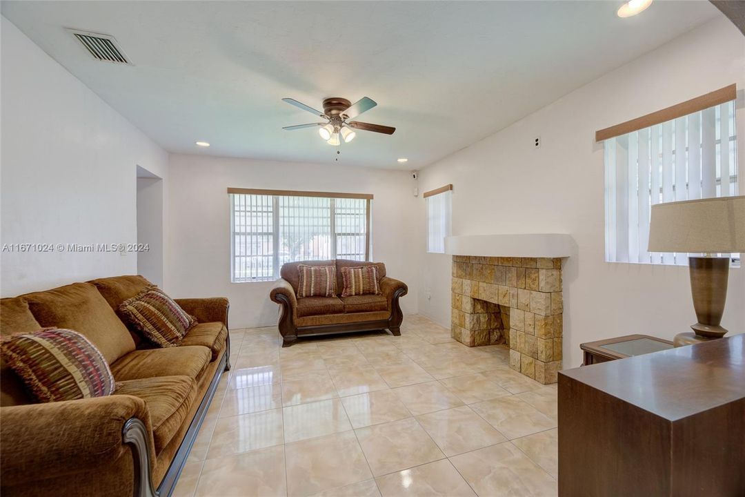 For Sale: $475,000 (2 beds, 1 baths, 1054 Square Feet)