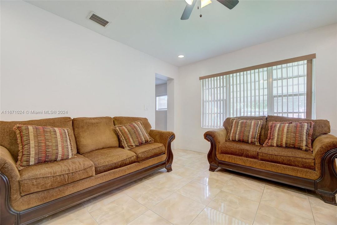 For Sale: $475,000 (2 beds, 1 baths, 1054 Square Feet)