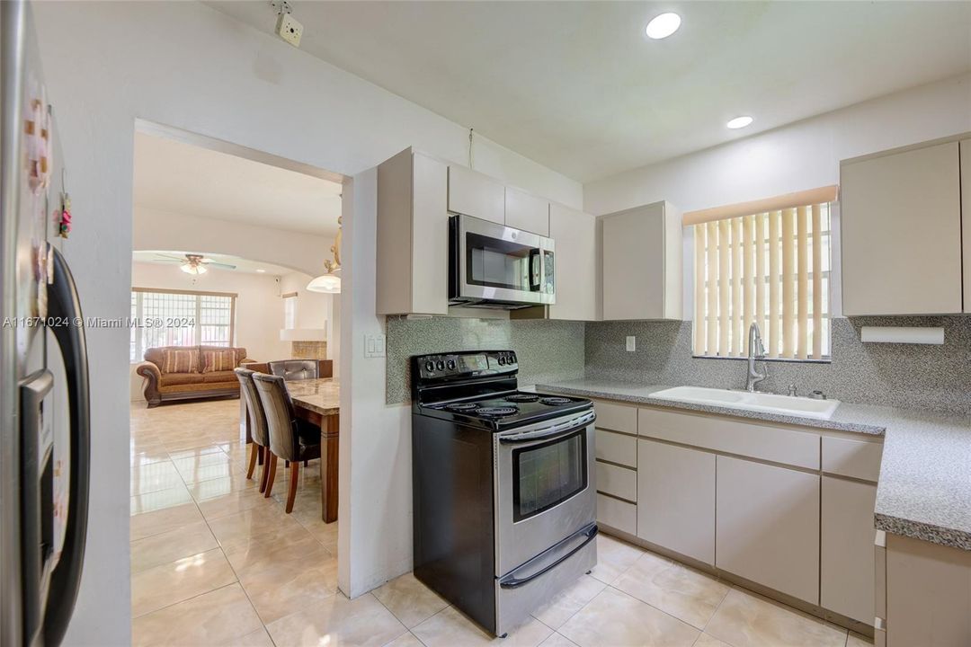 For Sale: $475,000 (2 beds, 1 baths, 1054 Square Feet)