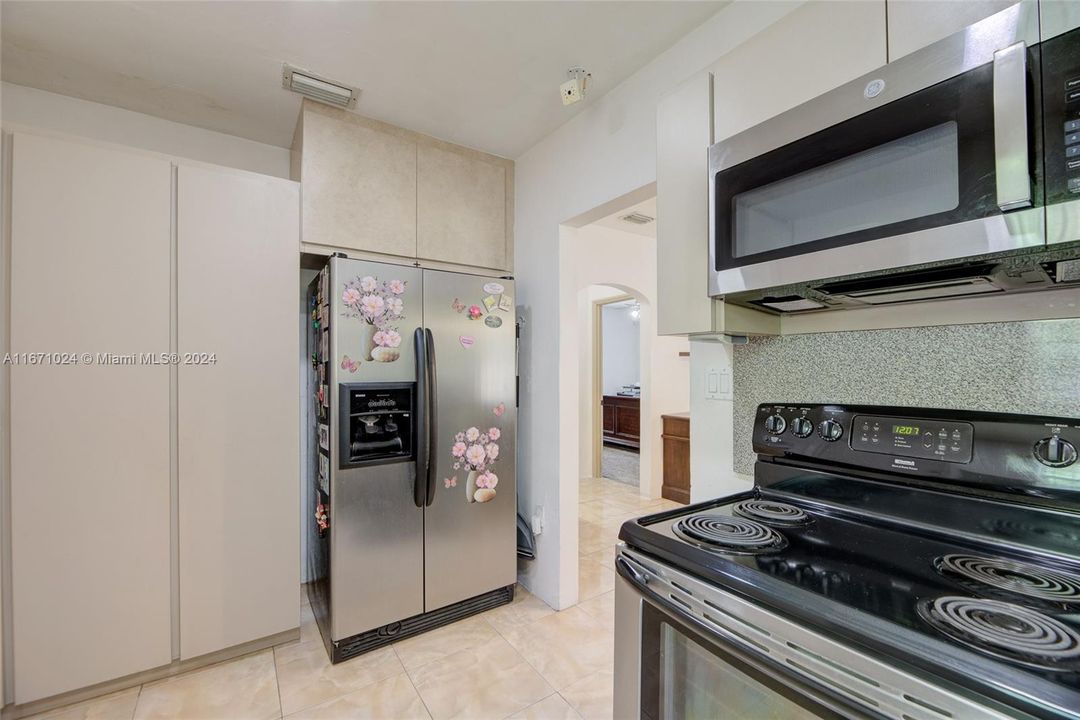 For Sale: $475,000 (2 beds, 1 baths, 1054 Square Feet)