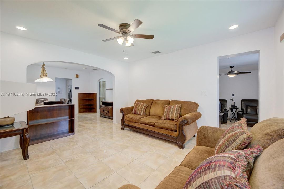 For Sale: $475,000 (2 beds, 1 baths, 1054 Square Feet)