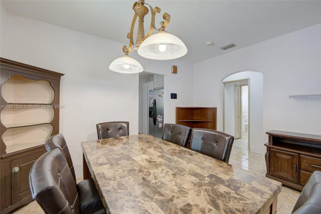 For Sale: $475,000 (2 beds, 1 baths, 1054 Square Feet)