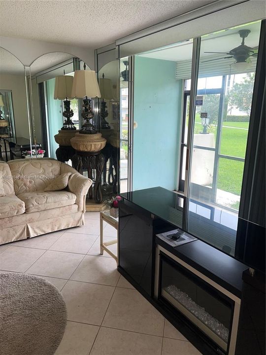 合同活跃: $120,000 (2 贝兹, 2 浴室, 1170 平方英尺)