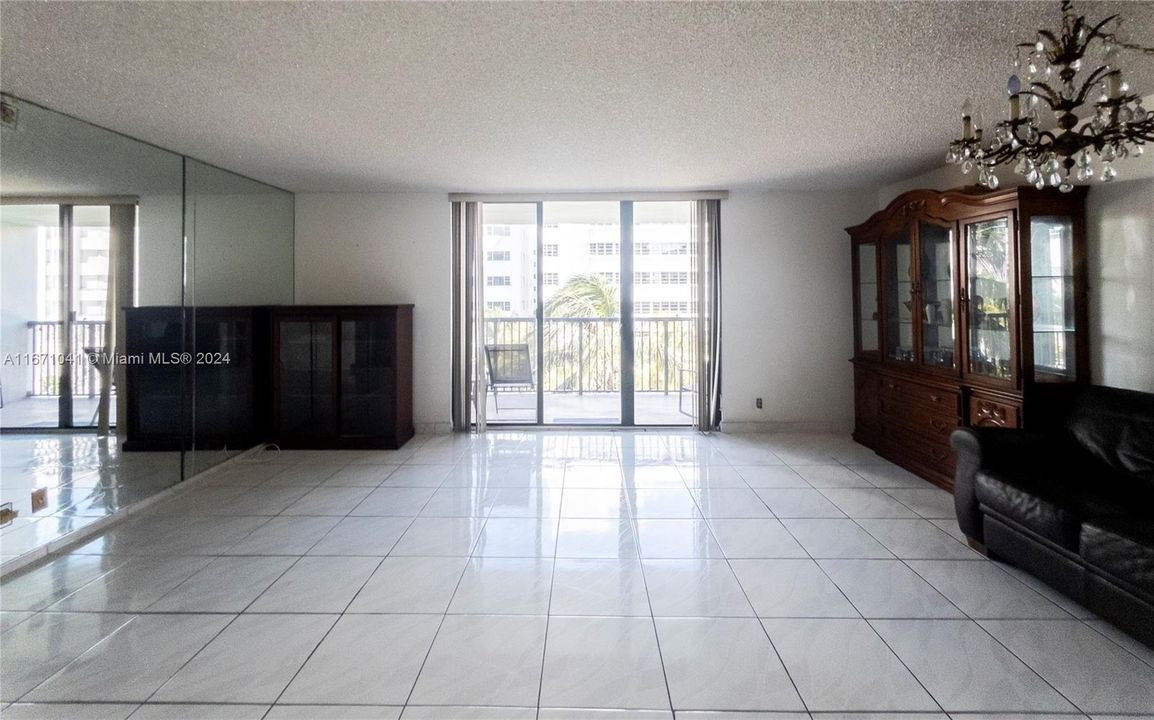 For Rent: $2,600 (1 beds, 1 baths, 868 Square Feet)