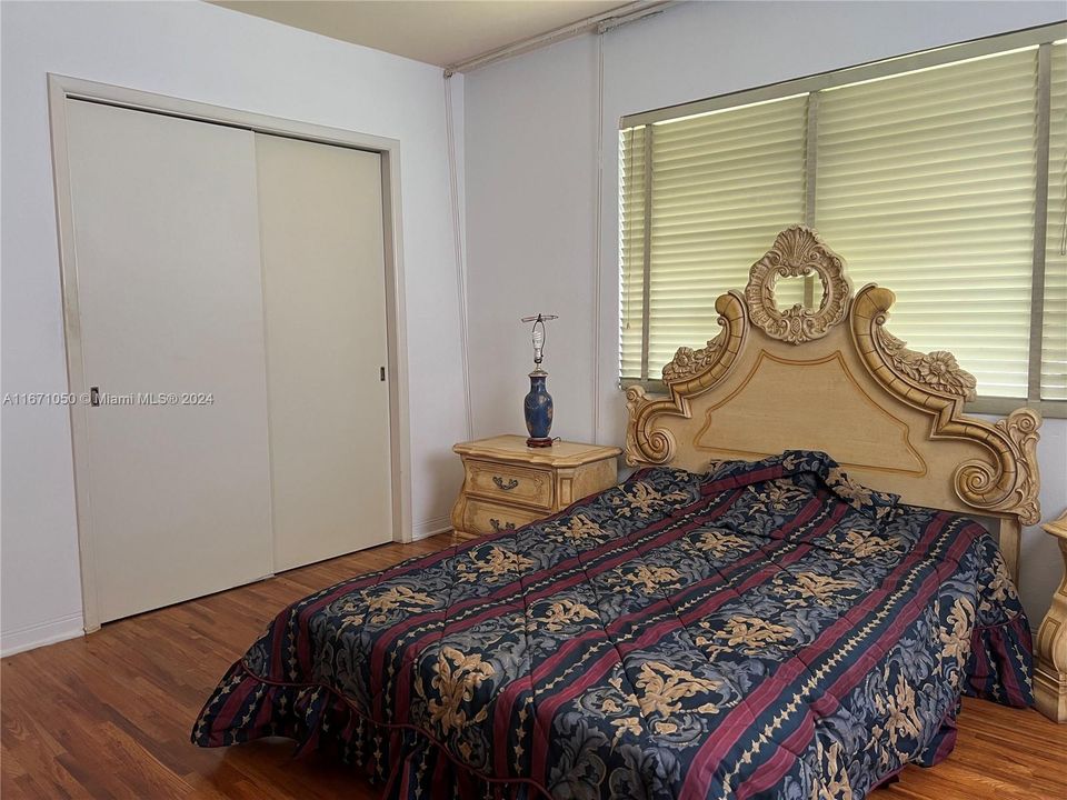 For Sale: $550,000 (2 beds, 1 baths, 1046 Square Feet)