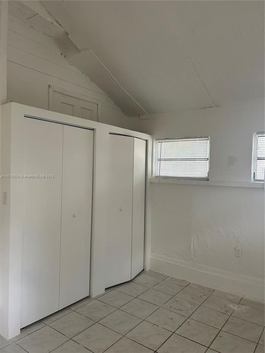 For Rent: $1,250 (0 beds, 1 baths, 1809 Square Feet)