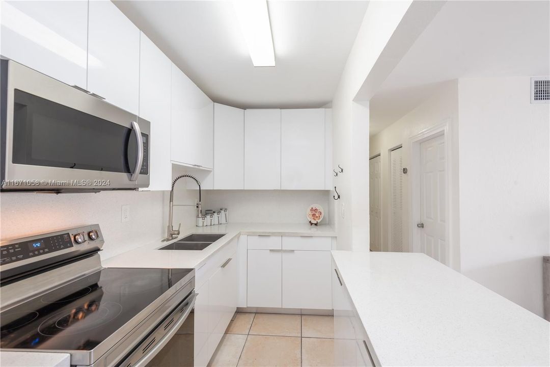 For Sale: $325,000 (2 beds, 2 baths, 1060 Square Feet)