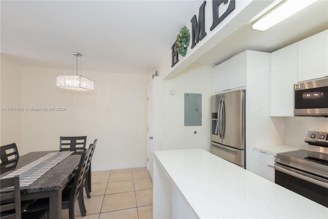 For Sale: $325,000 (2 beds, 2 baths, 1060 Square Feet)