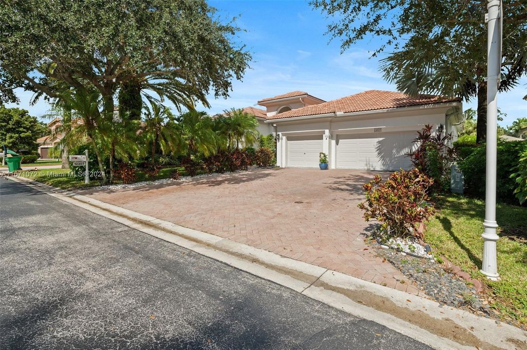 For Sale: $899,000 (5 beds, 3 baths, 2982 Square Feet)